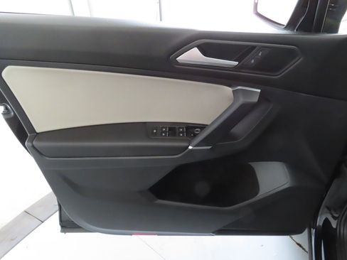 Used 2020 Volkswagen Tiguan SE R-Line image 11