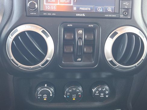 Used 2015 Jeep Wrangler Unlimited Rubicon AWD/4WD image 22