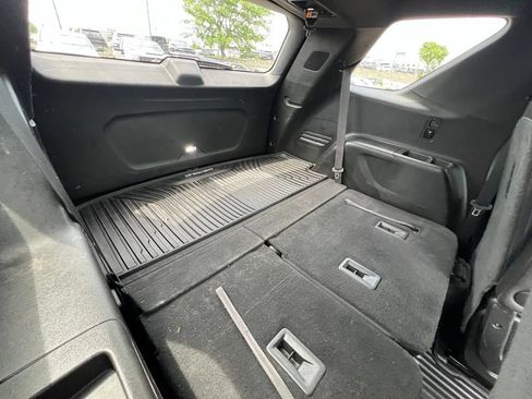 Used 2023 Chevrolet Traverse LT w/ Rear Camera Mirror Package AWD/4WD image 28