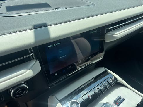 New 2026 Lincoln Navigator Premiere AWD/4WD image 21