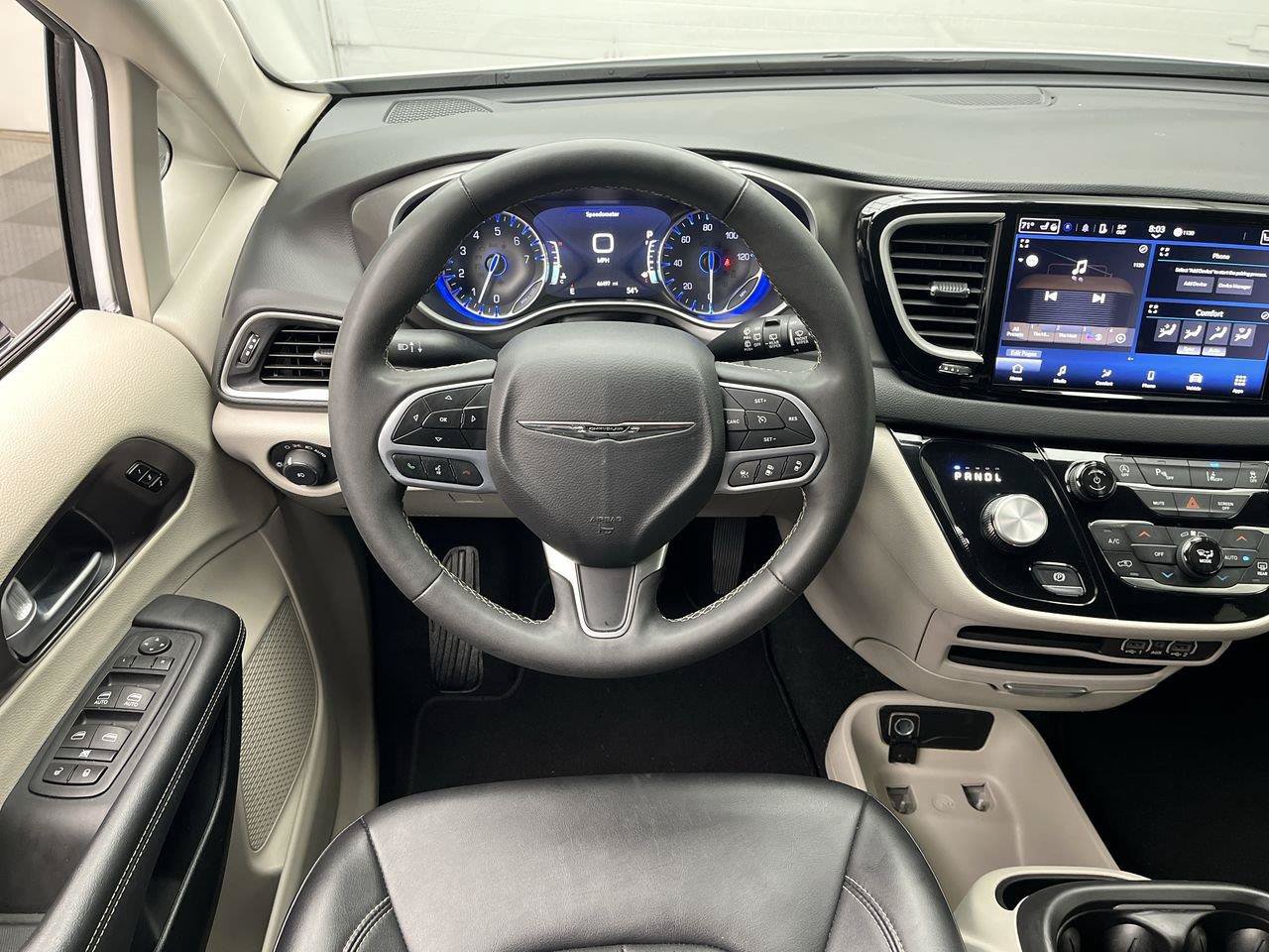 Used 2024 Chrysler Pacifica Touring-L FWD image 13