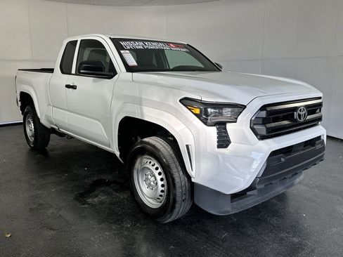 Used 2025 Toyota Tacoma SR image 2