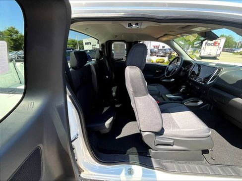 Used 2025 Nissan Frontier SV image 16