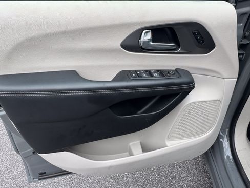 Used 2023 Chrysler Pacifica Touring-L FWD image 11
