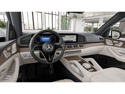Used 2025 Mercedes-Benz GLS 450 4MATIC image 3