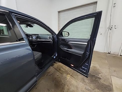 Used 2017 Toyota Highlander LE FWD image 18
