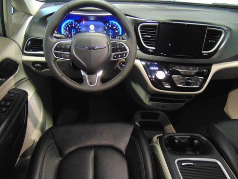 Used 2024 Chrysler Pacifica Touring-L image 12