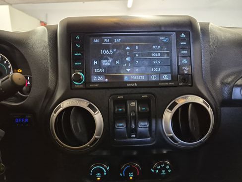 Used 2015 Jeep Wrangler Unlimited Rubicon w/ Connectivity Group AWD/4WD image 30