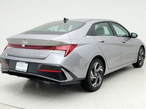 Used 2025 Hyundai Elantra Limited image 5