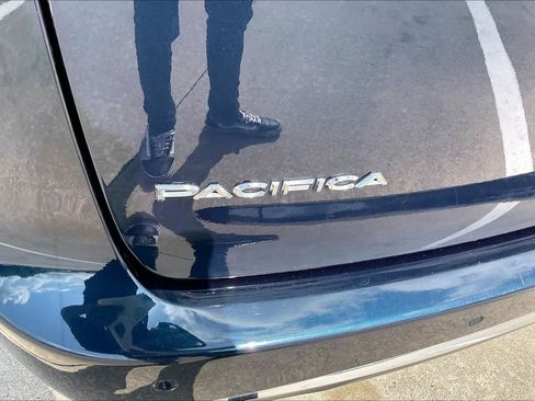 Used 2023 Chrysler Pacifica Touring-L FWD image 10