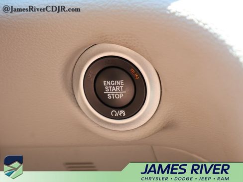 Used 2022 Chrysler Pacifica Limited FWD image 31