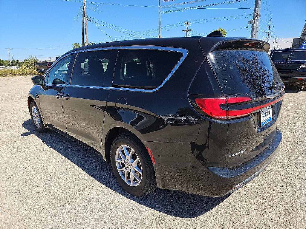 Used 2023 Chrysler Pacifica Touring-L FWD image 4