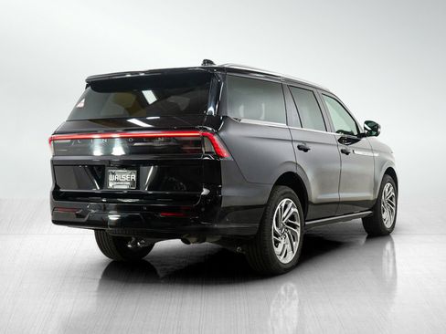 Used 2025 Lincoln Navigator Reserve AWD/4WD image 5