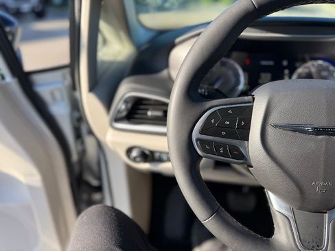 Used 2024 Chrysler Pacifica Touring-L image 7