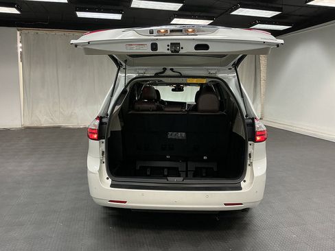 Used 2018 Toyota Sienna Limited Premium w/ Protection Package FWD image 30