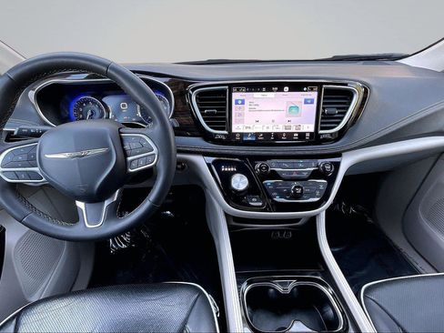 Used 2023 Chrysler Pacifica Limited FWD image 33