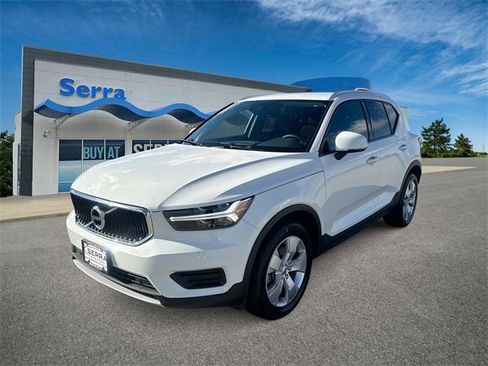 Used 2020 Volvo XC40 T5 Momentum image 1