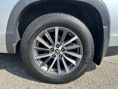 Used 2018 Toyota Highlander XLE image 12