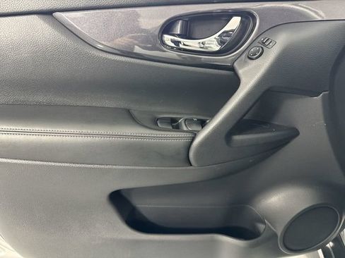 Used 2017 Nissan Rogue SV AWD/4WD image 19