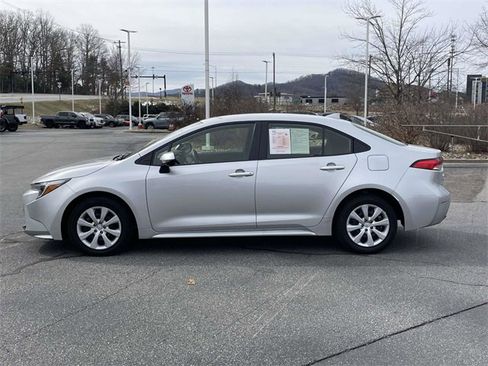 Used 2025 Toyota Corolla LE image 2