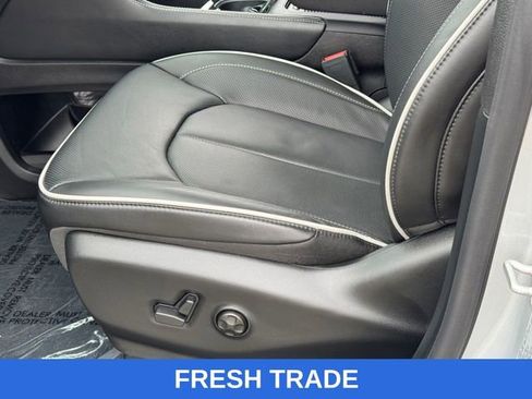 Used 2026 Chrysler Pacifica Limited image 15