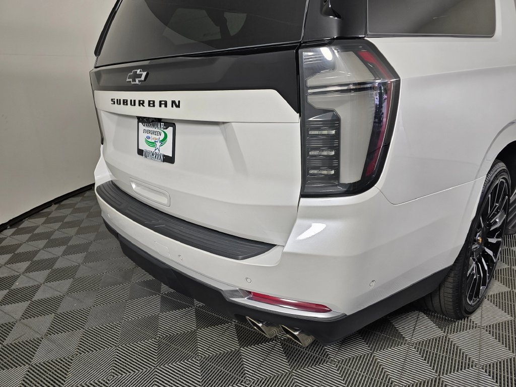 Used 2025 Chevrolet Suburban High Country AWD/4WD image 16
