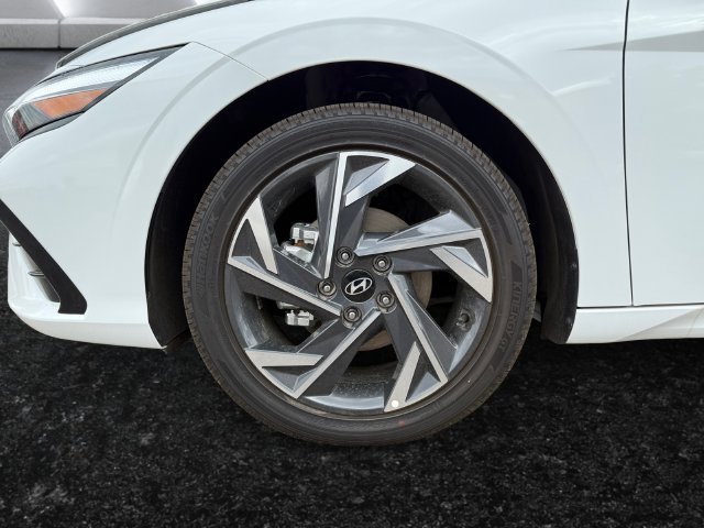 Used 2025 Hyundai Elantra Limited FWD image 22