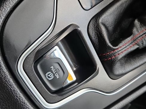 Used 2020 Jeep Cherokee Trailhawk w/ Technology Group image 38