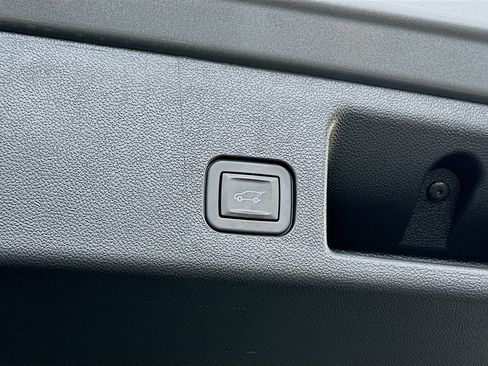Used 2025 Chevrolet Equinox EV RS FWD image 29
