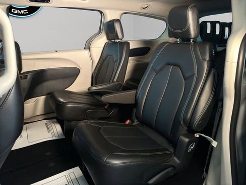 Used 2024 Chrysler Pacifica Touring-L image 16