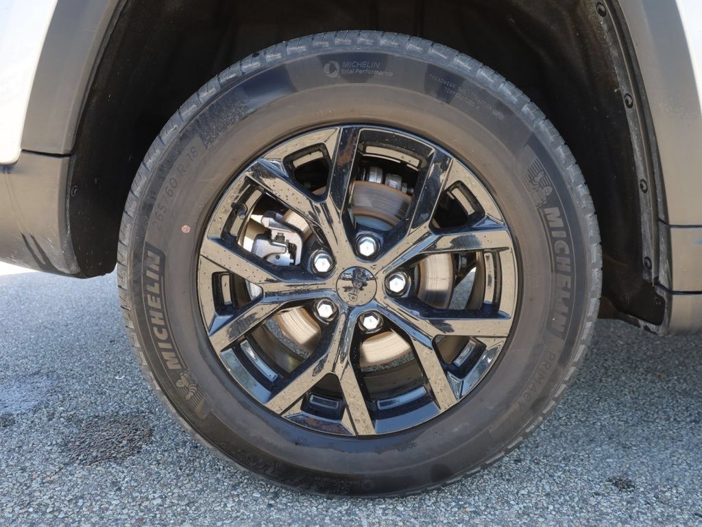 Used 2024 Jeep Grand Cherokee Altitude AWD/4WD image 10