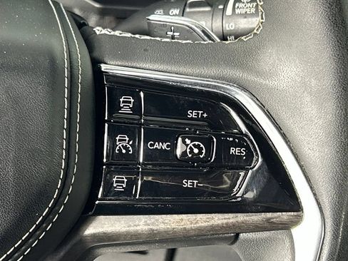 Used 2023 Jeep Grand Cherokee Overland w/ Luxury Tech Group IV AWD/4WD image 30
