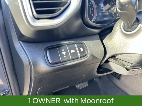 Used 2022 Hyundai Venue SEL image 18