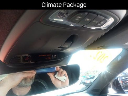 Used 2022 Volvo XC40 T5 R-Design image 18