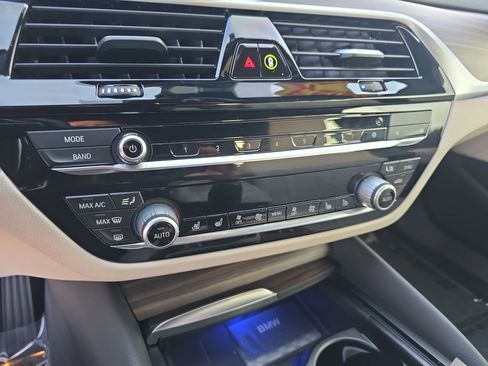 Used 2023 BMW 540i w/ Premium Package image 25