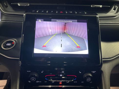 Used 2024 Jeep Grand Cherokee Altitude image 18