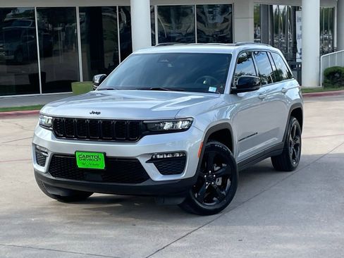 Used 2024 Jeep Grand Cherokee Limited w/ Black Appearance Package AWD/4WD image 9