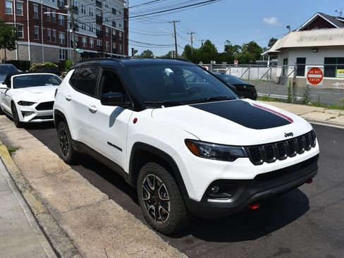 Used 2025 Jeep Compass Trailhawk AWD/4WD image 4