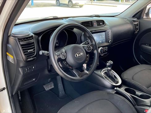 Used 2018 Kia Soul + image 17