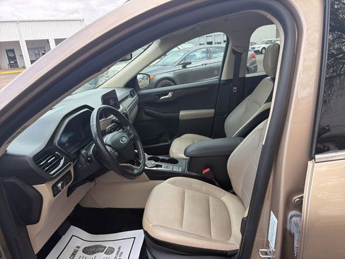 Used 2020 Ford Escape Titanium image 10