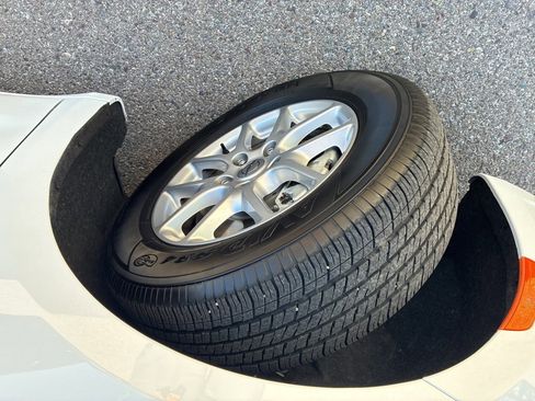 Used 2022 Chrysler Pacifica Touring-L image 9