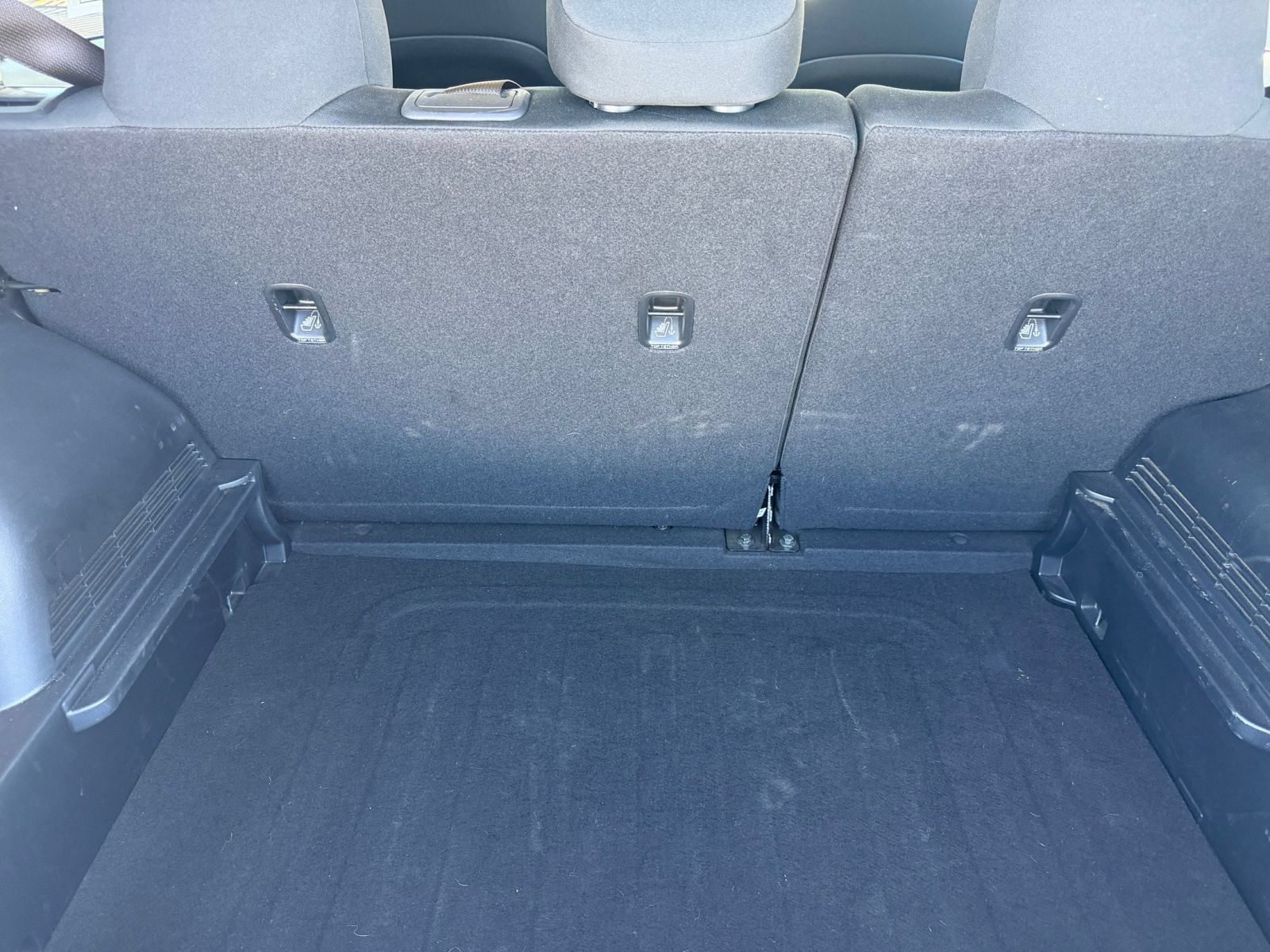 Used 2025 Kia Soul LX w/ LX Technology Package FWD image 28