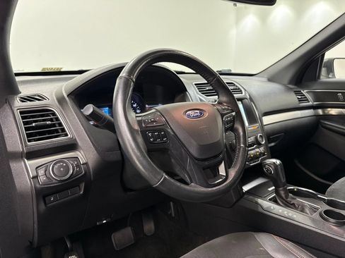 Used 2018 Ford Explorer XLT w/ Equipment Group 202A FWD image 11