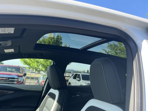 Used 2024 Chevrolet Blazer EV LT AWD/4WD image 21
