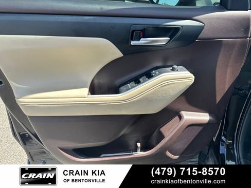 Used 2021 Toyota Highlander XLE FWD image 14