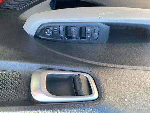 Used 2025 Hyundai Venue SEL FWD image 13
