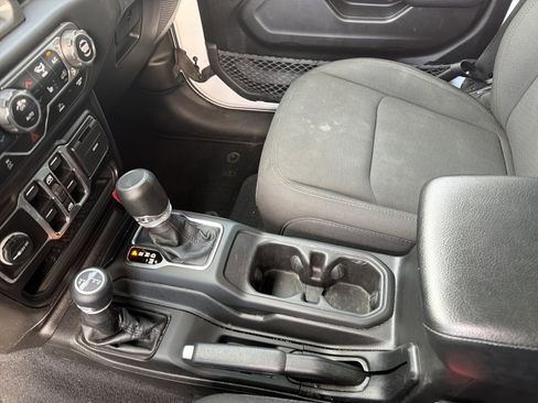 Used 2023 Jeep Wrangler Unlimited w/ Sun & Screen Package image 18