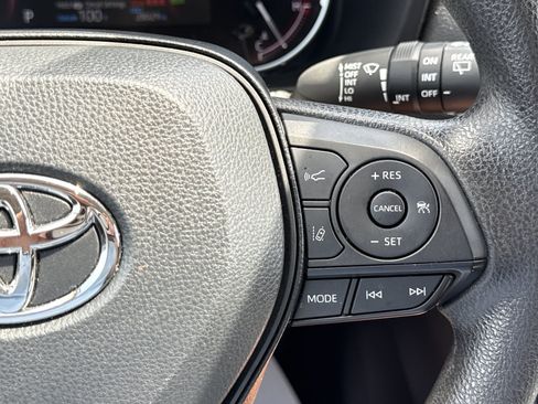 Used 2025 Toyota RAV4 XLE FWD image 21