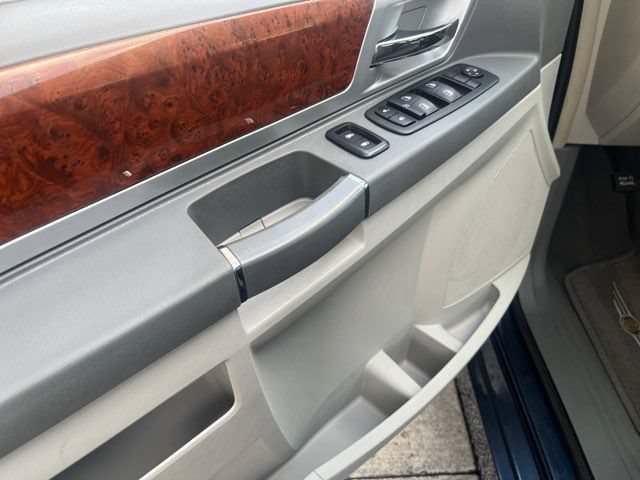 Used 2009 Chrysler Town & Country Touring w/ Family Value Group FWD image 12