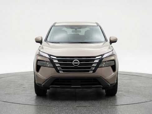 Used 2025 Nissan Rogue SV image 2